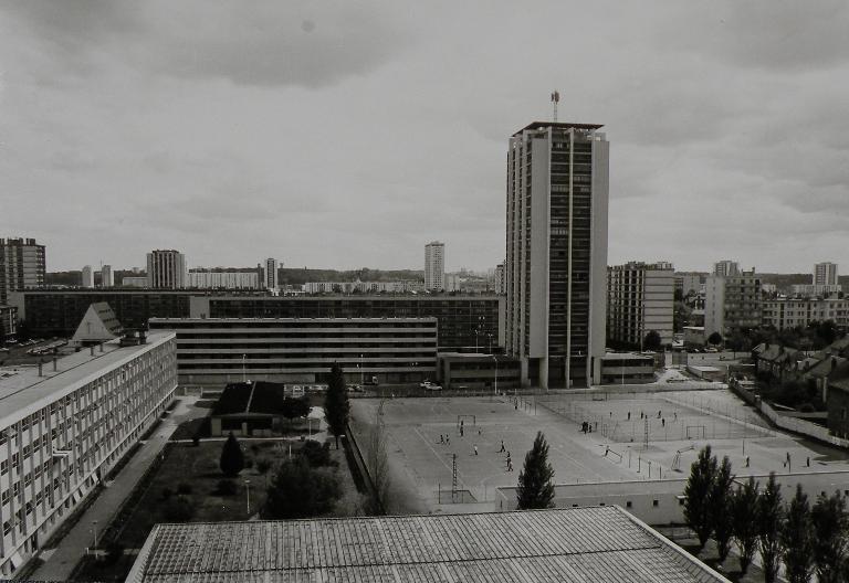 Vue générale de la cité universitaire, du bâtiment 20 et de la tour U - 1972. (Archives départementales d'Indre-et-Loire, section contemporaine, Chambray-lès-Tours, Série Fi, cote 5Fi-P35, 27581-3). ; Vue générale de la cité universitaire, du bâtiment 20 et de la tour U - 1972. Le bâtiment en R+4 à gauche de l'image a été détruit au début des années 2000. (Archives départementales d'Indre-et-Loire, section contemporaine, Chambray-lès-Tours, Série Fi, cote 5Fi-P35, 27581-3). ; Vue générale au dernier plan du bâtiment 20 et de la tour U prise depuis les bâtiments de la cité universitaire - 1972. (Archives départementales d'Indre-et-Loire, section contemporaine, Chambray-lès-Tours, Série Fi, cote 5Fi-P35, 27581-3). ; Vue générale de la cité universitaire, du bâtiment 20 et de la tour U - 1972. (Archives départementales d'Indre-et-Loire, section contemporaine, Chambray-lès-Tours, Série Fi, cote 5Fi-P35, 27581-3).