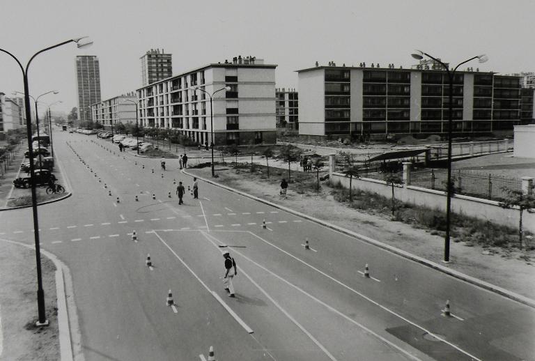 Vue depuis le pont SNCF en direction de l'Ouest - 1966. (Archives départementales d'Indre-et-Loire, section contemporaine, Chambray-lès-Tours, Série Fi, cote 5Fi-P35, 21984-2).