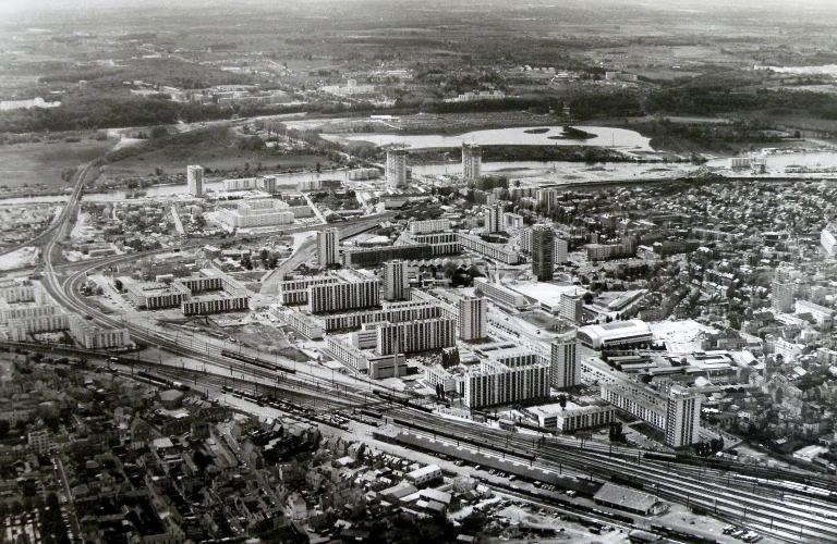 Vue générale en direction du sud-ouest - 1965. (Archives départementales d'Indre-et-Loire, section contemporaine, Chambray-lès-Tours, Série Fi, cote 5Fi-P35, 20587-21). ; Vue générale en direction du sud-ouest - 1965. (Archives départementales d'Indre-et-Loire, section contemporaine, Chambray-lès-Tours, Série Fi, cote 5Fi-P35, 20587-21). ; Vue générale en direction du sud-ouest. A mi-hauteur de l'image, on voit le bâtiment 18 et la tour U en cours de construction - 1965. (Archives départementales d'Indre-et-Loire, section contemporaine, Chambray-lès-Tours, Série Fi, cote 5Fi-P35, 20587-21).