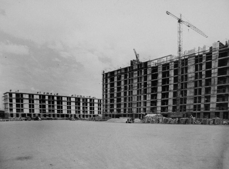 Vue de la construction du bâtiment K - 1958. (Archives communales de Tours, section contemporaine, Série Fi, cote 102Fi22). ; Vue de la construction du bâtiment M - 1958. (Archives communales de Tours, section contemporaine, Série Fi, cote 102Fi22).