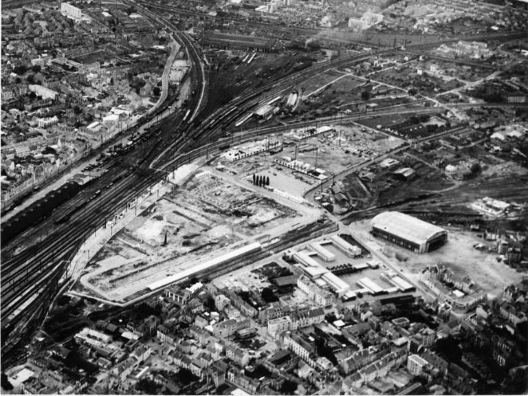 Vue générale de la construction de la première tranche - 1958. (Archives communales de Tours, section contemporaine, Série Fi, cote 102Fi22).