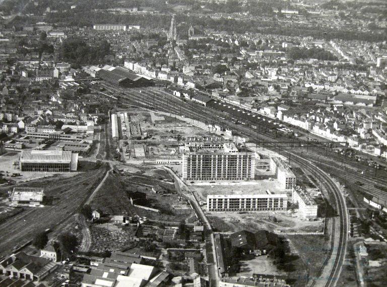 Vue générale de la construction de la première tranche - 1958. (Archives communales de Tours, section contemporaine, Série Fi, cote 102Fi22).