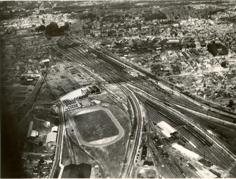 Vue du site de construction du secteur industrialisé - 1954. (Archives communales de Tours, section contemporaine, Série Fi, cote 102Fi22). ; Vue du site de construction du secteur industrialisé - 1954. (Archives communales de Tours, section contemporaine, Série Fi, cote 102Fi22).