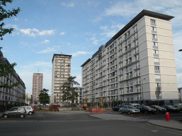 Vue depuis l'allée de Luynes. ; Vue du bâtiment R depuis l'allée de Luynes. ; Vue de la tour S depuis l'allée de Luynes.