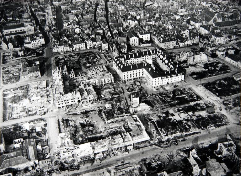 Vue aérienne de la construction de l'îlot L, septembre 1949. (archives municipales de Tours). ; Vue aérienne des îlots en construction place de la Résistance, 1949, par Robert Arsicaud. (archives municipales de Tours, Fonds Arsicaud 5 Fi P127).