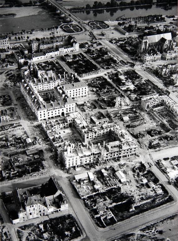 Vue aérienne de la construction de l'îlot L, septembre 1949. (archives municipales de Tours). ; Vue aérienne des îlots en construction place de la Résistance, 1949, par Robert Arsicaud. (archives municipales de Tours, Fonds Arsicaud 5 Fi P127).