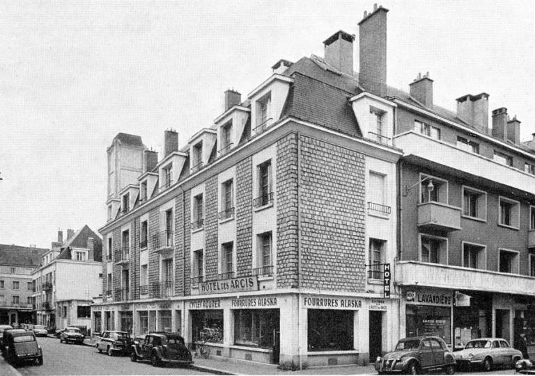 Vue à l'angle des rues Jules-Favre et Berthelot, 1959. (archives municipales de Tours, 710).