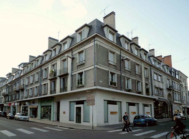 Façades à l'angle des rues des Halles et des Déportés.