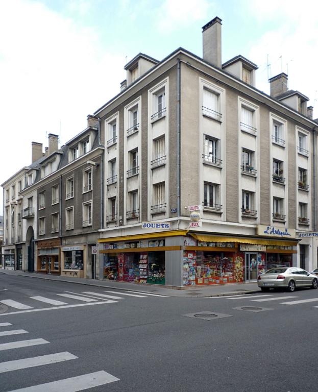 Façades à l'angle des rues Marceau et du Maréchal-Foch.
