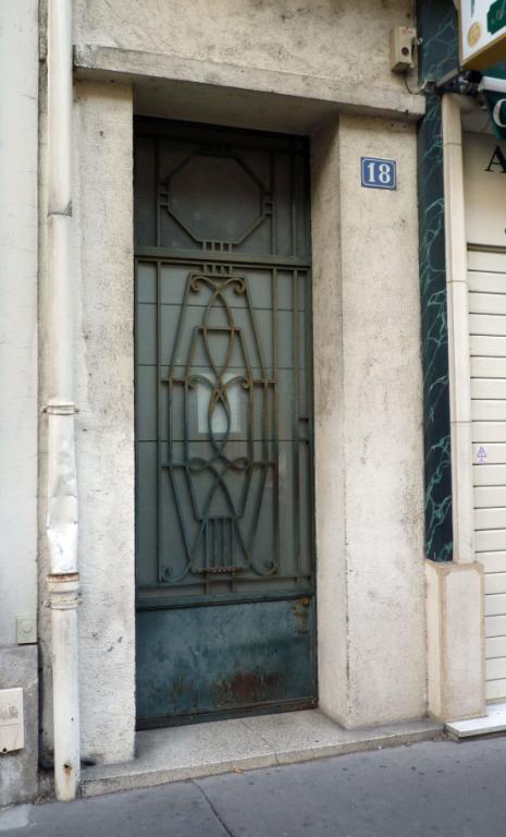 Porte d'entrée de l'immeuble.