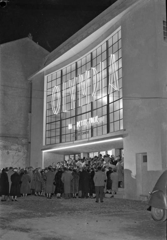 Attroupement devant l'entrée du cinéma Olympia un soir de projection, [1954]. (archives municipales de Tours, Fonds Jacques et Thierry Germain, 114 Fi 187).