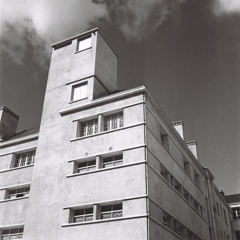 Vue de la chaufferie de l'îlot M, mars 1952. (archives municipales de Tours, Fonds Jacques et Thierry Germain, 114 Fi 189). ; Vue de la chaufferie, mars 1952. (archives municipales de Tours, Fonds Jacques et Thierry Germain, 114 Fi 189).