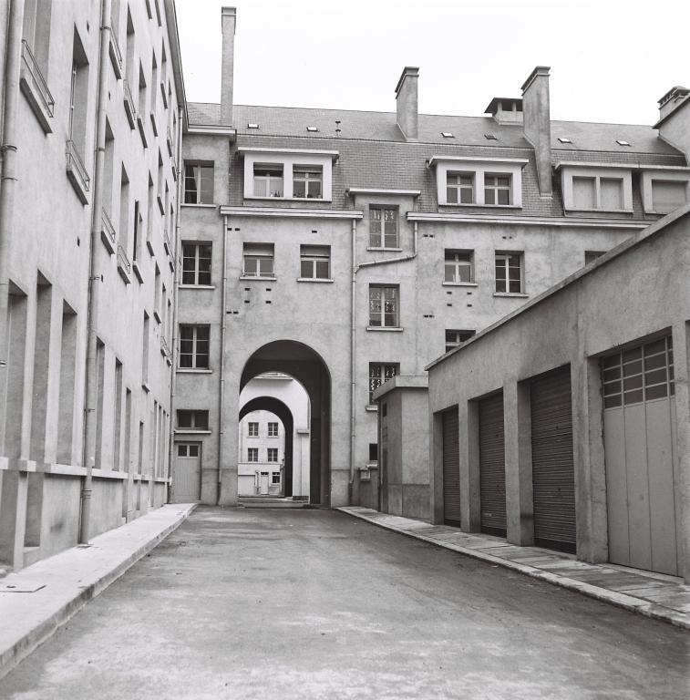 Vue de la voie de desserte du coeur d'îlot M débouchant sur la rue du Maréchal-Foch, mars 1952. (archives municipales de Tours, Fonds Jacques et Thierry Germain, 114 Fi 189). ; Vue de la voie de desserte du coeur d'îlot débouchant sur la rue du Maréchal-Foch, mars 1952. (archives municipales de Tours, Fonds Jacques et Thierry Germain, 114 Fi 189).