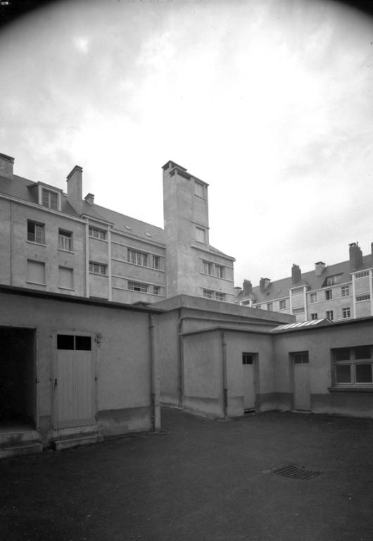 Vue des garages et de la chaufferie en coeur d'îlot, mars 1952. (archives municipales de Tours, Fonds Jacques et Thierry Germain, 114 Fi 189).