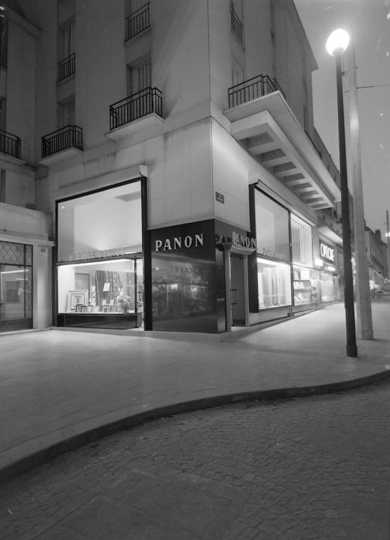 Vue nocturne de la boutique Panon au 35 rue Nationale, [195.?]. (archives municipales de Tours, Fonds Jacques et Thierry Germain, 114 Fi 20).