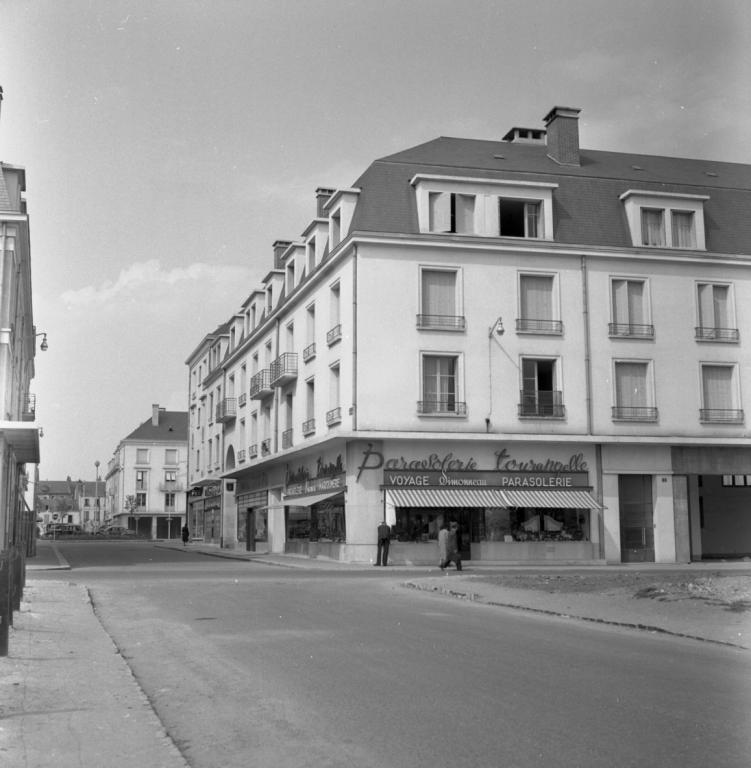 Vue des façades à l'angle des rues des Halles et des Déportés, mai 1954. (ministère de l'écologie, du développement durable, des transports et du logement, Fonds M.R.U., cliché n°20385).