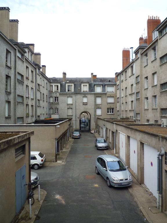 Voie de desserte du coeur d'îlot débouchant sur la rue des Fusillés. ; Voie de desserte du coeur de l'îlot E débouchant sur la rue des Fusillés.