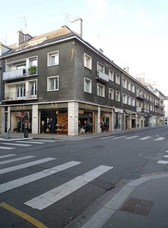 Façades nord de l'îlot vues depuis l'angle des rues des Halles et des Déportés.