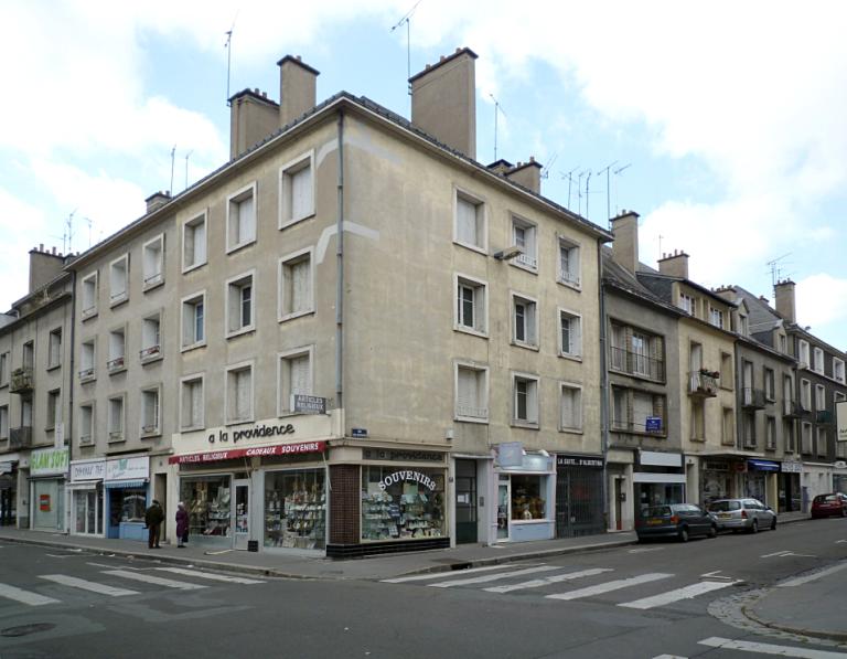 Façades sud et ouest de l'îlot vues depuis l'angle des rues Néricault-Destouches et des Déportés.