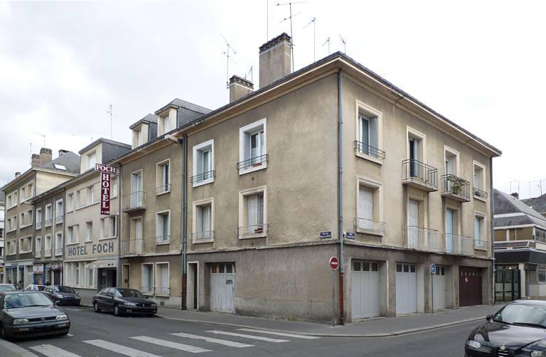 Façades à l'angle des rues du Maréchal-Foch et du Président-Merville.