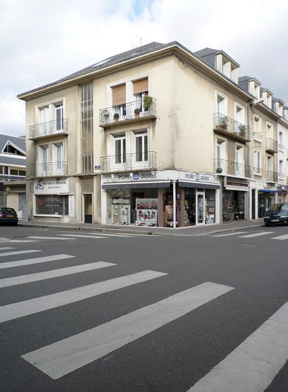 Immeuble à l'angle des rues des Halles et du Président-Merville.
