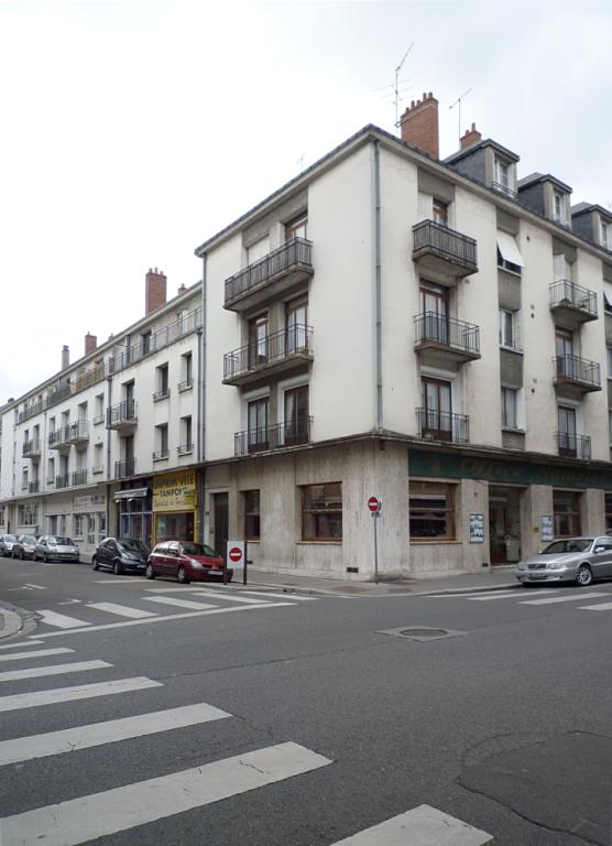 Façades à l'angle des rues Richelieu et Marceau.