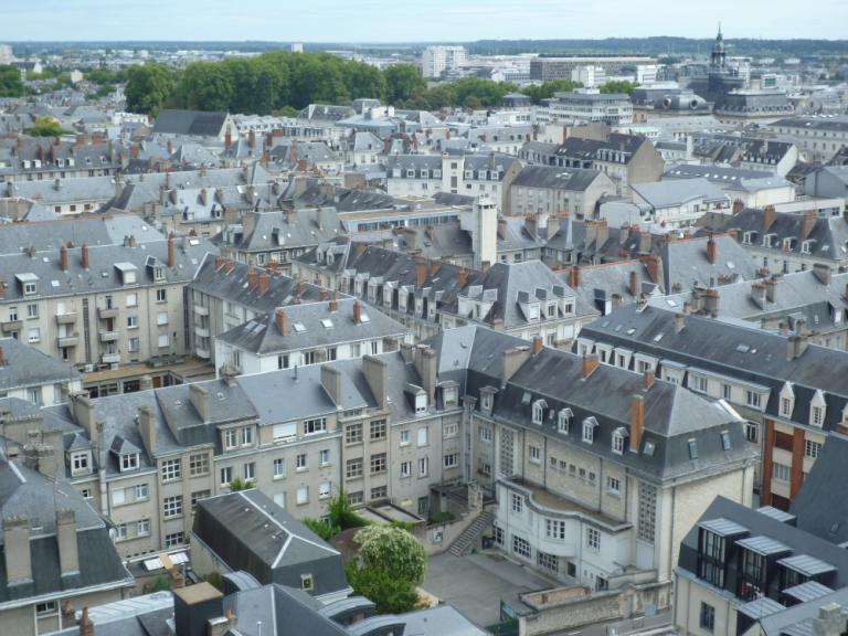 Cour et façade principale du lycée professionnel (au premier plan), vues depuis la tour Charlemagne. ; Vue de l'îlot S (au premier plan) depuis la tour Charlemagne.
