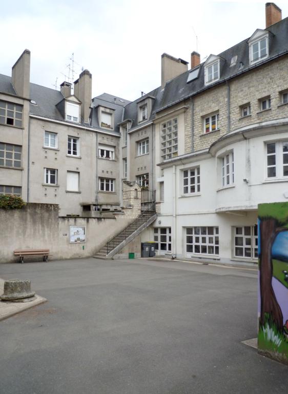 Cour de l'école vue depuis le portail rue Baleschoux.