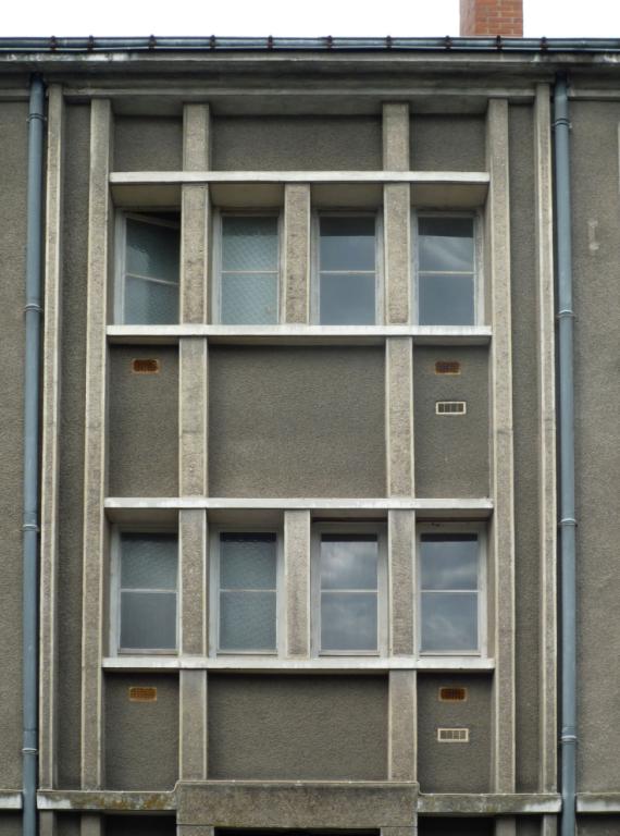 Détail de l'une des travées différenciées en façade sur rue.