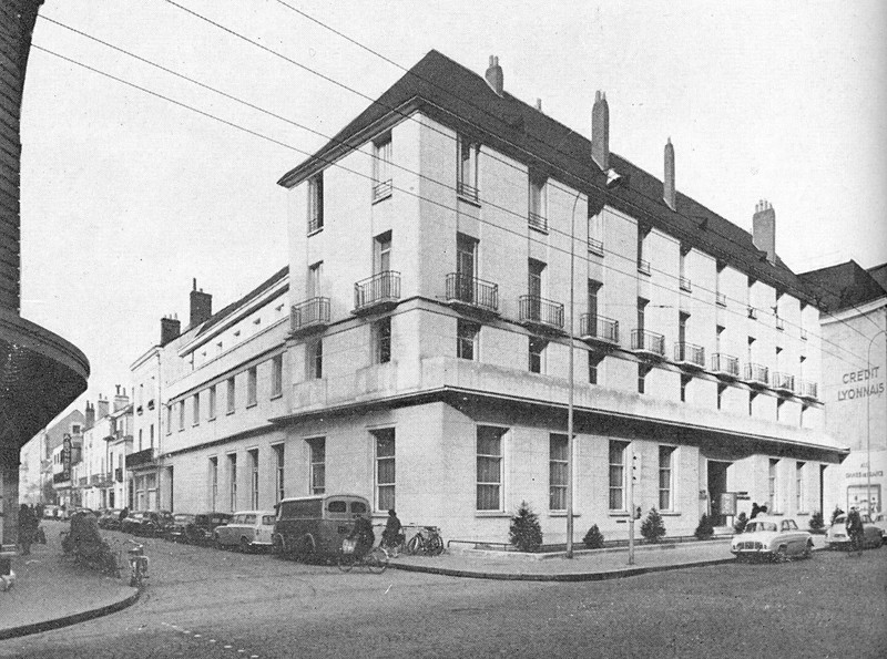 Vue générale à l'angle des rues Nationale et Etienne-Pallu, 1959. (archives municipales de Tours, 710).