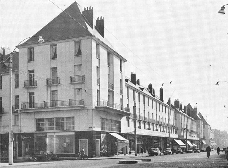 Vue générale de l'alignement des façades rue Nationale des îlots G, H et I, [1959]. (archives municipales de Tours, 710). ; Vue générale des îlots G, H et I depuis le carrefour des rues Nationale et Colbert, [1959]. (archives municipales de Tours, 710).