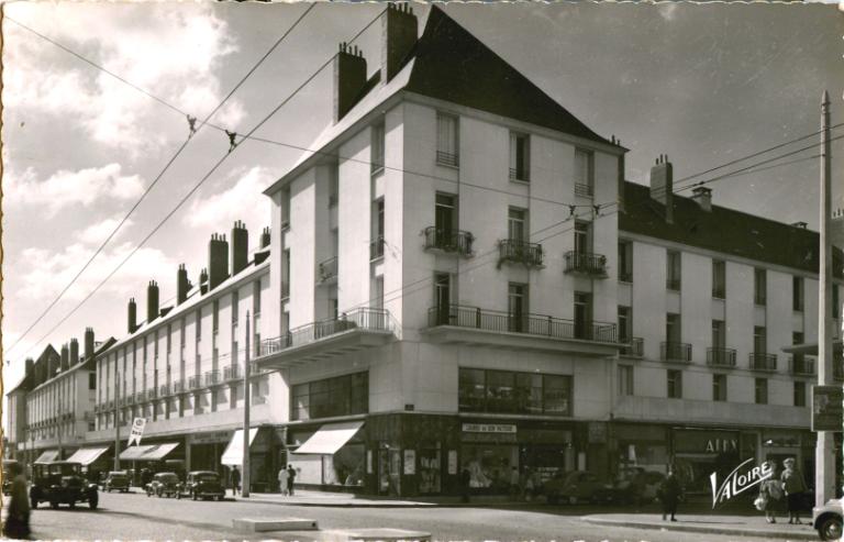 Vue générale des façades à l'angle des rues Nationale et du Commerce, (fin des années 1950]. (archives municipales de Tours, Fonds Henri Goarnisson, 117 Fi 2389). ; Vue générale de l'îlot E au carrefour des rues Nationale et du Commerce, [196?]. (archives municipales de Tours, Fonds Henri Goarnisson, 117 Fi 2389).