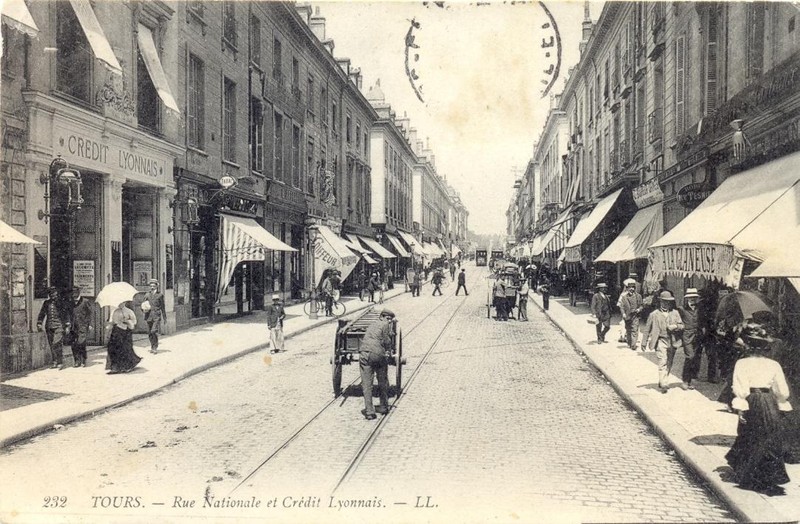 Vue de la rue Nationale et de l'agence du Crédit Lyonnais, [1er quart du 20e siècle]. (archives municipales de Tours, 11 Fi 3.409).