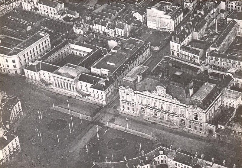 Vue aérienne de la partie sud de la rue Nationale, avant la reconstruction du Crédit Lyonnais (en haut). (archives municipales de Tours, 11 Fi 3.497).