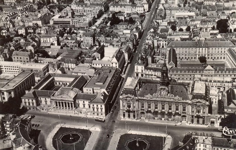 Vue aérienne de la partie sud de la rue Nationale, après la reconstruction du Crédit Lyonnais (au centre), [1955]. (archives municipales de Tours, 11 Fi 3.499).