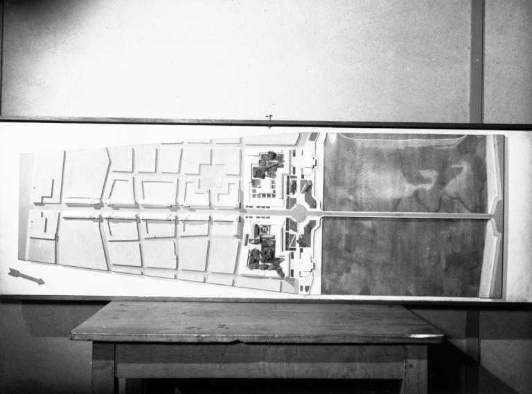 Vue de la maquette de l'entrée nord, 1951. (ministère de l'écologie, du développement durable, des transports et du logement, Fonds M.R.U., cliché n°14566).