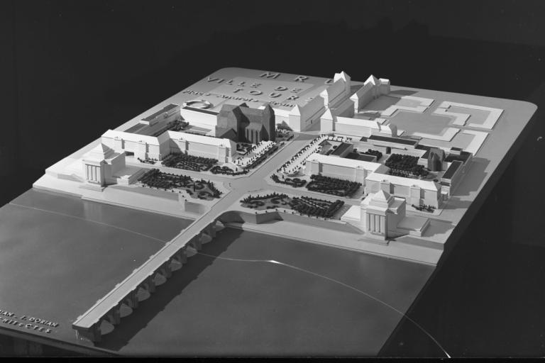 Vue de la maquette de l'entrée nord, 1952. (ministère de l'écologie, du développement durable, des transports et du logement, Fonds M.R.U., cliché n°17862).