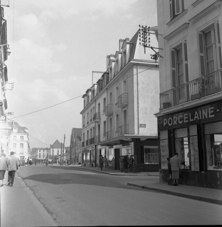 Vue des façades rue des Halles, 1954. (ministère de l'écologie, du développement durable, des transports et du logement, Fonds M.R.U., cliché n°20374).