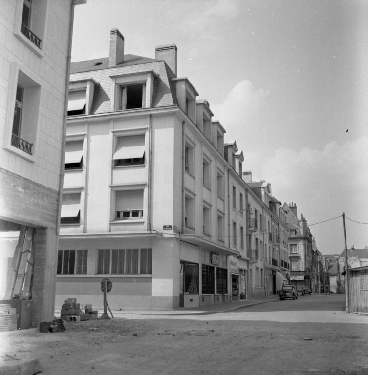 Vue des façades rue de Jérusalem, 1954. (ministère de l'écologie, du développement durable, des transports et du logement, Fonds M.R.U., cliché n°20386).