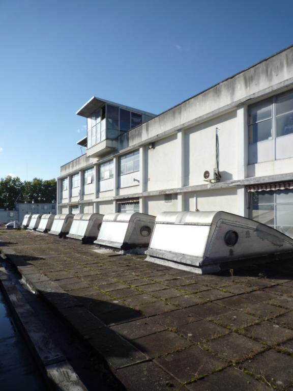 Façade est du bâtiment administratif vue depuis le toit des ateliers.