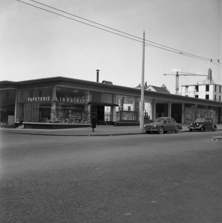 Vue des magasins de la terrasse ouest, 1956. (ministère de l'écologie, du développement durable, des transports et du logement, Fonds M.R.U., cliché n°25865).