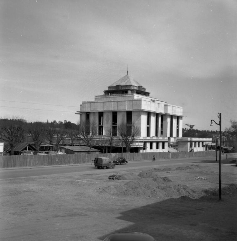 Vue générale de la bibliothèque en voie d'achèvement depuis la terrasse est de la rue Nationale, 1956. (ministère de l'écologie, du développement durable, des transports et du logement, Fonds M.R.U., cliché n°25866).
