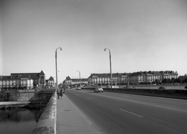 Vue de l'ensemble achevé depuis le pont Wilson, août 1965. (ministère de l'écologie, du développement durable, des transports et du logement, Fonds M.R.U., cliché n°42883). ; Vue de l'entrée nord depuis le pont Wilson, août 1965. (ministère de l'écologie, du développement durable, des transports et du logement, Fonds M.R.U., cliché n°42883).
