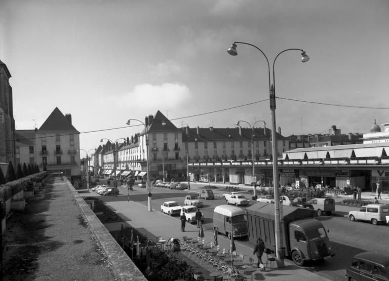 Vue de la rue Nationale depuis la terrasse est, août 1965. (ministère de l'écologie, du développement durable, des transports et du logement, Fonds M.R.U., cliché n°42884).