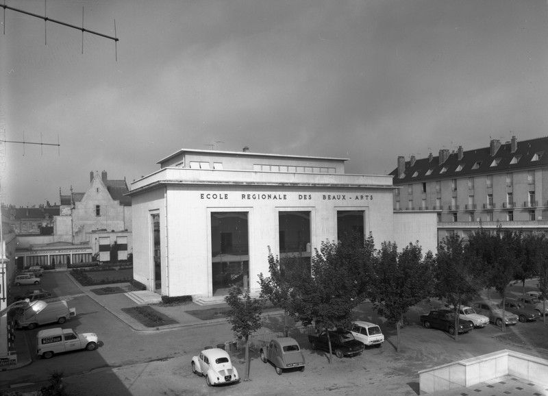 Vue générale depuis la terrasse ouest de la rue Nationale, août 1965. (ministère de l'écologie, du développement durable, des transports et du logement, Fonds M.R.U., cliché n°42877-1).