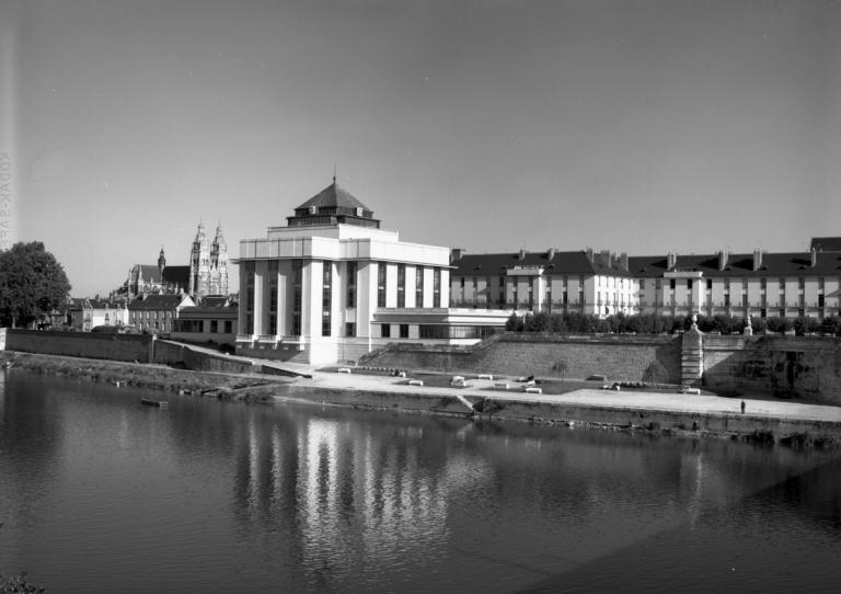 Vue générale depuis le pont Wilson, août 1965. (ministère de l'écologie, du développement durable, des transports et du logement, Fonds M.R.U., cliché n°42878-1).