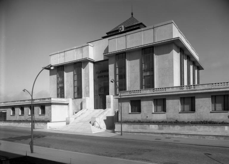 Vue générale depuis l'avenue André-Malraux (anciennement quai d'Orléans), août 1965. (ministère de l'écologie, du développement durable, des transports et du logement, Fonds M.R.U., cliché n°42878-2).