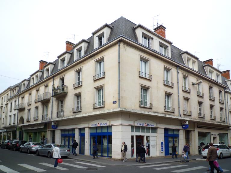 Façades à l'angle des rues des Halles et des Déportés.