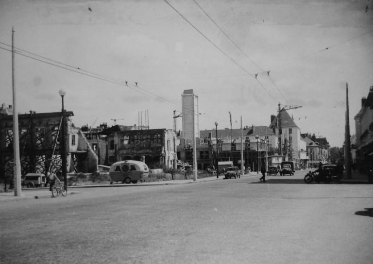 Vue de l'îlot H en chantier depuis la place Anatole-France, [1954]. (archives départementales d'Indre-et-Loire, Fonds Arsicaud 5 Fi P128, cliché n°10805-4).