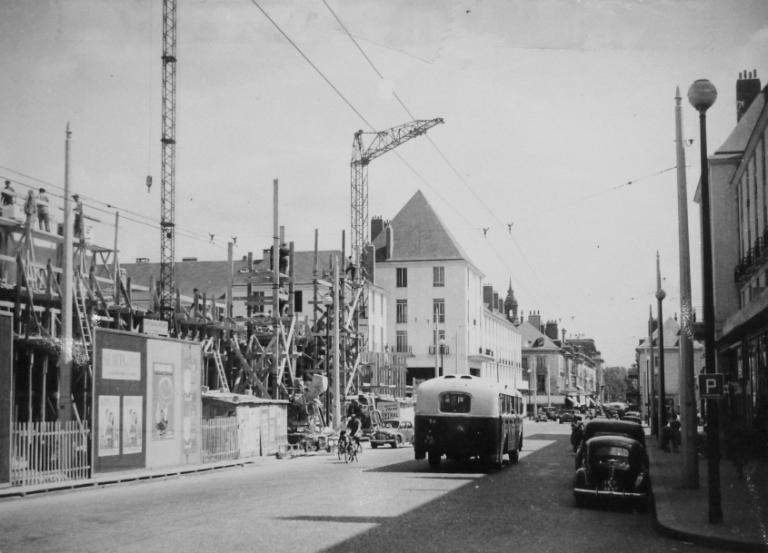 Vue du chantier de l'îlot H depuis l'angle de la rue du Maréchal-Foch, [1954]. (archives départementales d'Indre-et-Loire, Fonds Arsicaud 5 Fi P128, cliché n°10805-1).